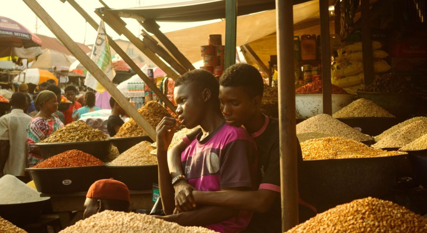 Vendeurs de grains en gros dans un marché alimentaire ouest-africain à Abidjan